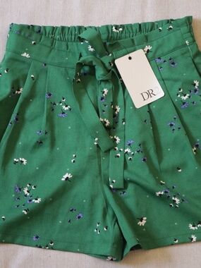 DR2 Women’s Size Small Green Floral Paperbag Waist Shorts Tie Belt Pleated NWT